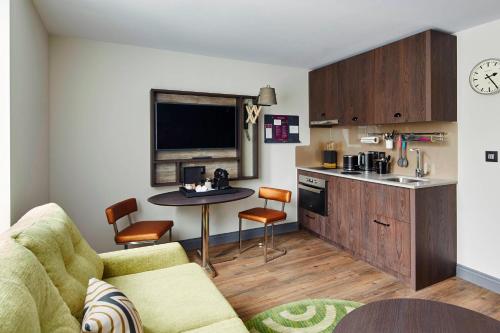Suite de 1 dormitorio con cama doble del hotel Residence Inn By Marriott London Kensington. Foto 3