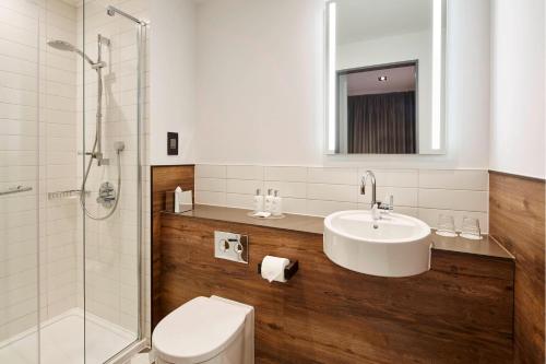 Suite de 1 dormitorio con cama doble del hotel Residence Inn By Marriott London Kensington. Foto 5