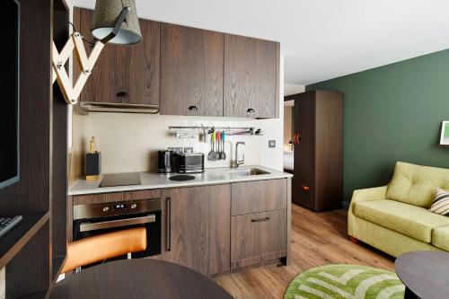 Suite de 1 dormitorio con 2 camas individuales del hotel Residence Inn By Marriott London Kensington. Foto 1