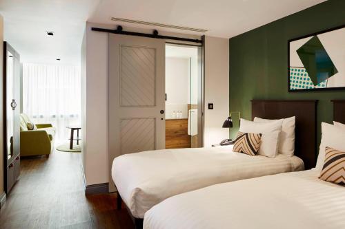 Suite de 1 dormitorio con 2 camas individuales del hotel Residence Inn By Marriott London Kensington. Foto 2
