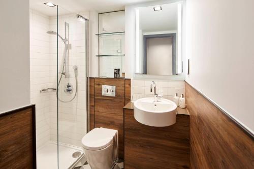 Suite de 1 dormitorio con 2 camas individuales del hotel Residence Inn By Marriott London Kensington. Foto 3