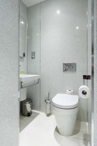 Habitación Individual con baño privado del hotel Lancaster Court. Foto 16