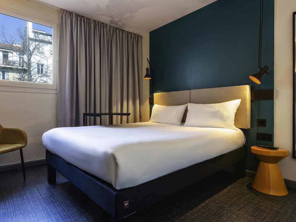 Habitación estándar con una cama doble del hotel Ibis Marseille Centre Prefecture. Foto 1