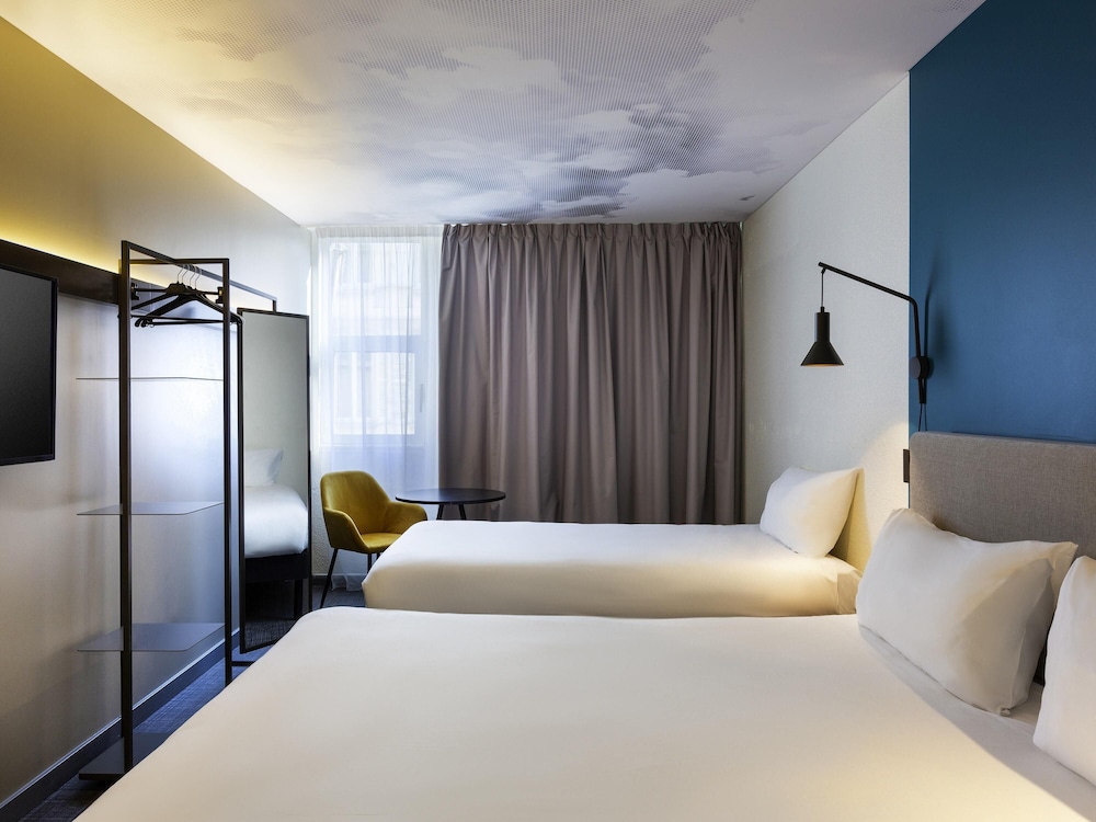 Habitación estándar con una cama doble y una cama individual del hotel Ibis Marseille Centre Prefecture. Foto 1