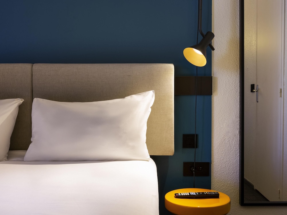 Habitación estándar con una cama doble y una cama individual del hotel Ibis Marseille Centre Prefecture. Foto 2