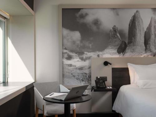 HABITACION EJECUTIVA con una Cama King Size del hotel Novotel Santiago Vitacura. Foto 1