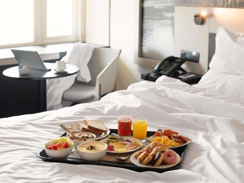 HABITACION EJECUTIVA con una Cama King Size del hotel Novotel Santiago Vitacura. Foto 4