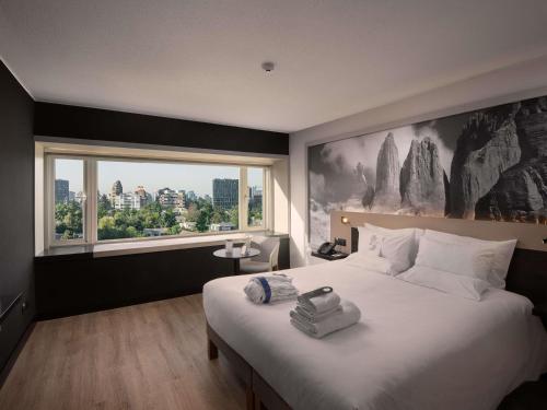 HABITACION EJECUTIVA con una Cama King Size del hotel Novotel Santiago Vitacura. Foto 5