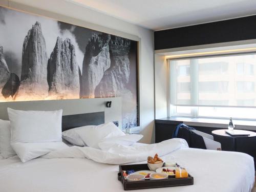 HABITACION EJECUTIVA con una Cama King Size del hotel Novotel Santiago Vitacura. Foto 6