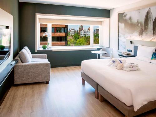 HABITACION EJECUTIVA con una Cama King Size del hotel Novotel Santiago Vitacura. Foto 8