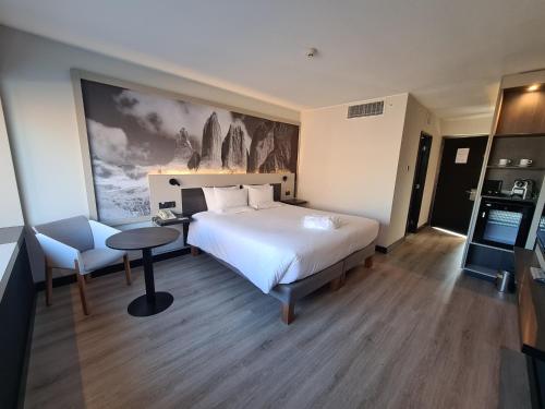 HABITACION EJECUTIVA con una Cama King Size del hotel Novotel Santiago Vitacura. Foto 10