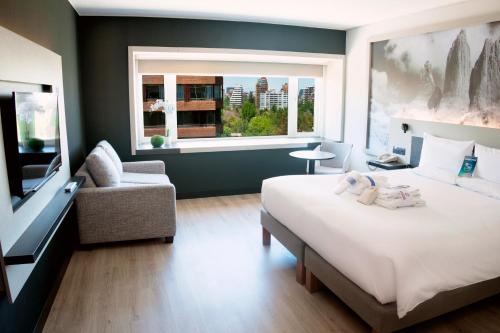 HABITACION EJECUTIVA con una Cama King Size del hotel Novotel Santiago Vitacura. Foto 12