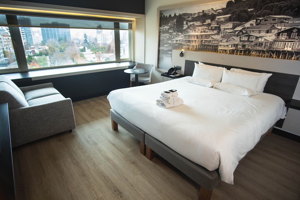 HABITACION SUPERIOR con una Cama Queen Size del hotel Novotel Santiago Vitacura. Foto 5