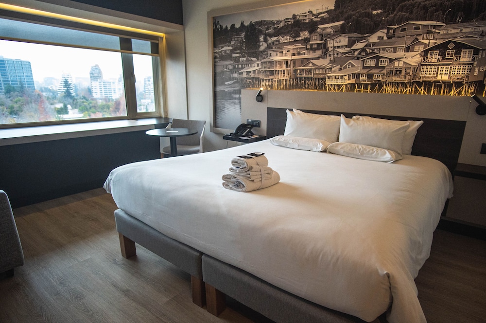 HABITACION SUPERIOR con una Cama Queen Size del hotel Novotel Santiago Vitacura. Foto 6