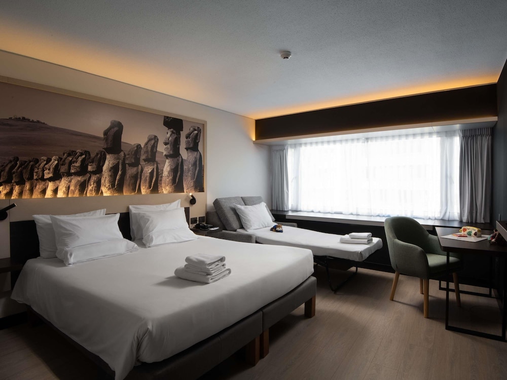 Habitación Familia Estándar Cama King Size + Sofá Cama del hotel Novotel Santiago Vitacura