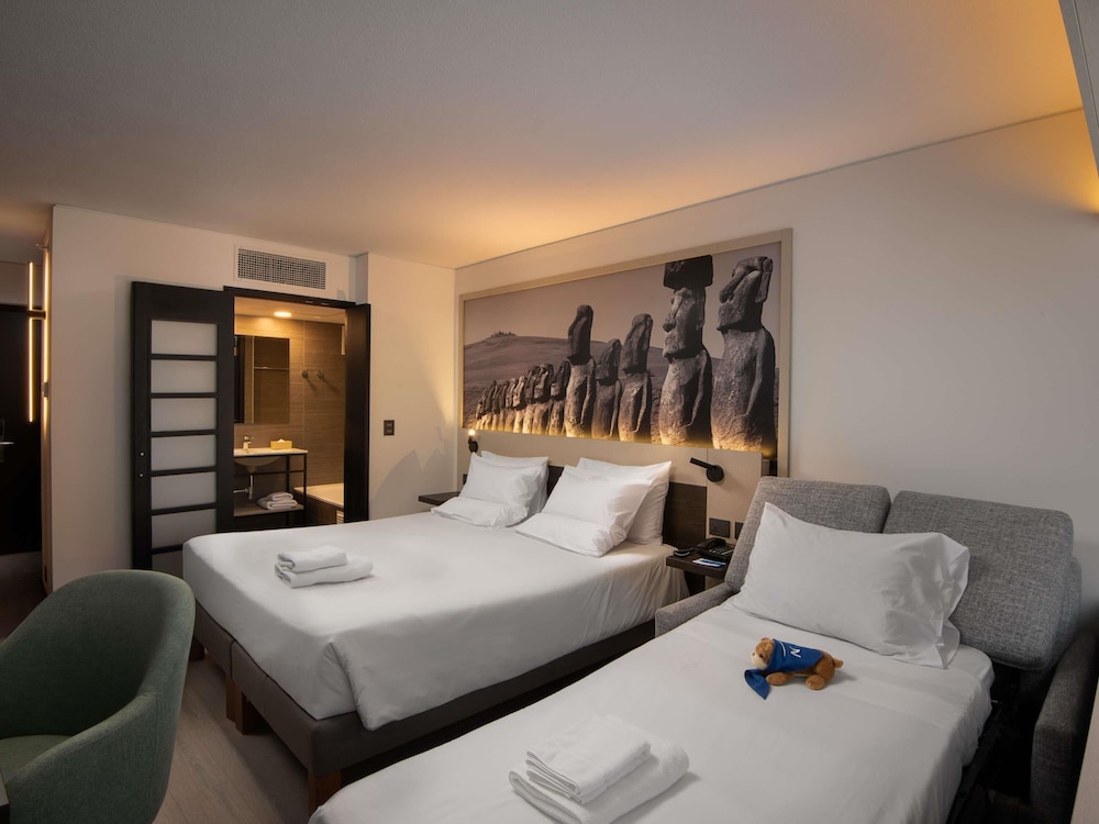 Habitación Familia Estándar Cama King Size + Sofá Cama del hotel Novotel Santiago Vitacura. Foto 2
