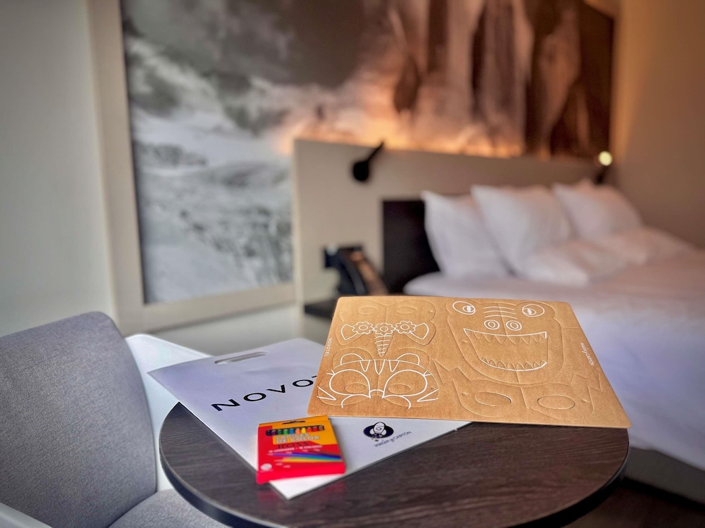 Habitación Familia Estándar Cama King Size + Sofá Cama del hotel Novotel Santiago Vitacura. Foto 3