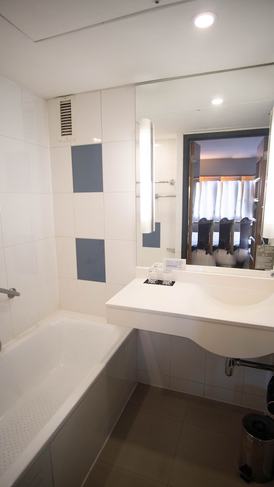 Habitación Familia Estándar Cama King Size + Sofá Cama del hotel Novotel Santiago Vitacura. Foto 4