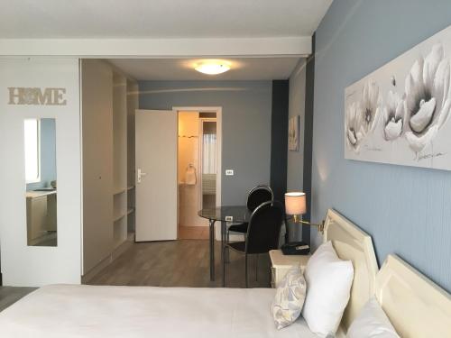Habitación Doble Clásica - 2 camas del hotel First Euroflat. Foto 6