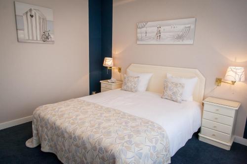 Habitación con cama extragrande y vistas al jardín del hotel First Euroflat. Foto 1