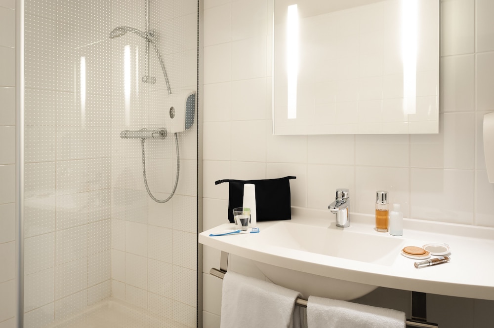 Habitación doble, 1 cama doble del hotel Ibis brussels centre gare du midi. Foto 8
