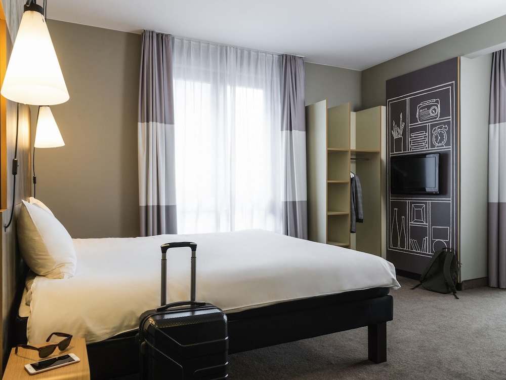 Habitación triple Premium del hotel Ibis brussels centre gare du midi. Foto 3
