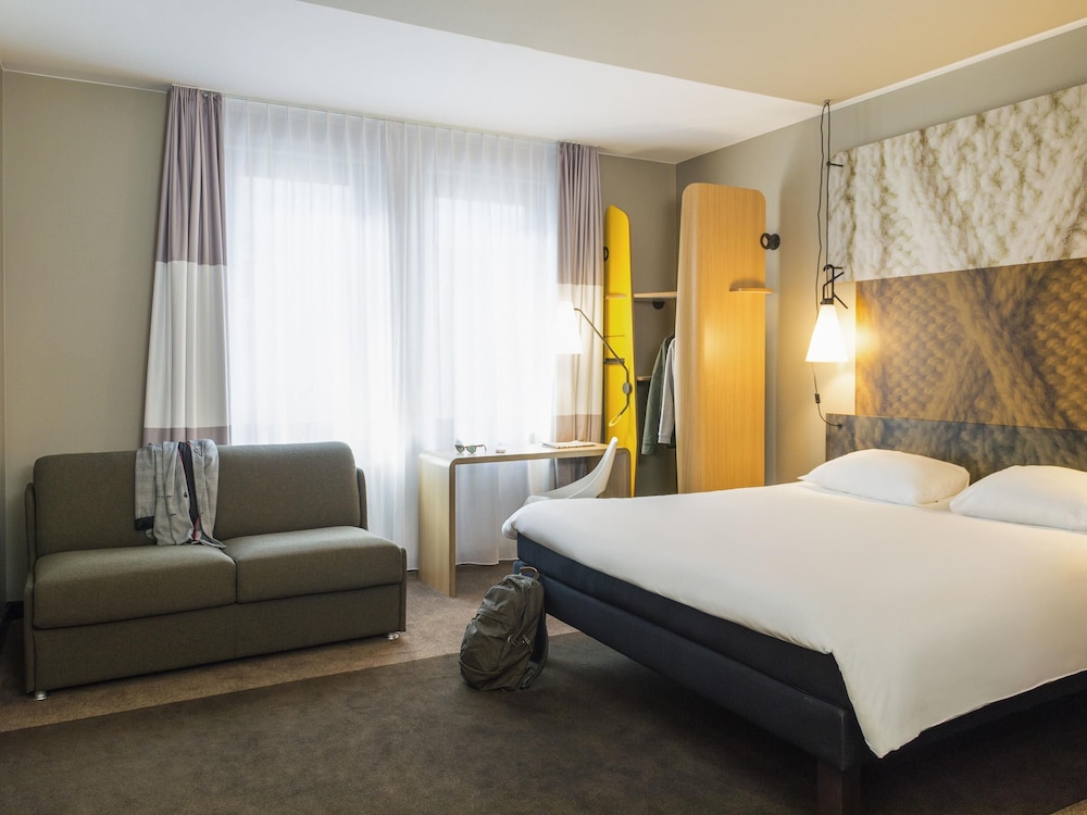 Habitación triple Premium del hotel Ibis brussels centre gare du midi. Foto 4