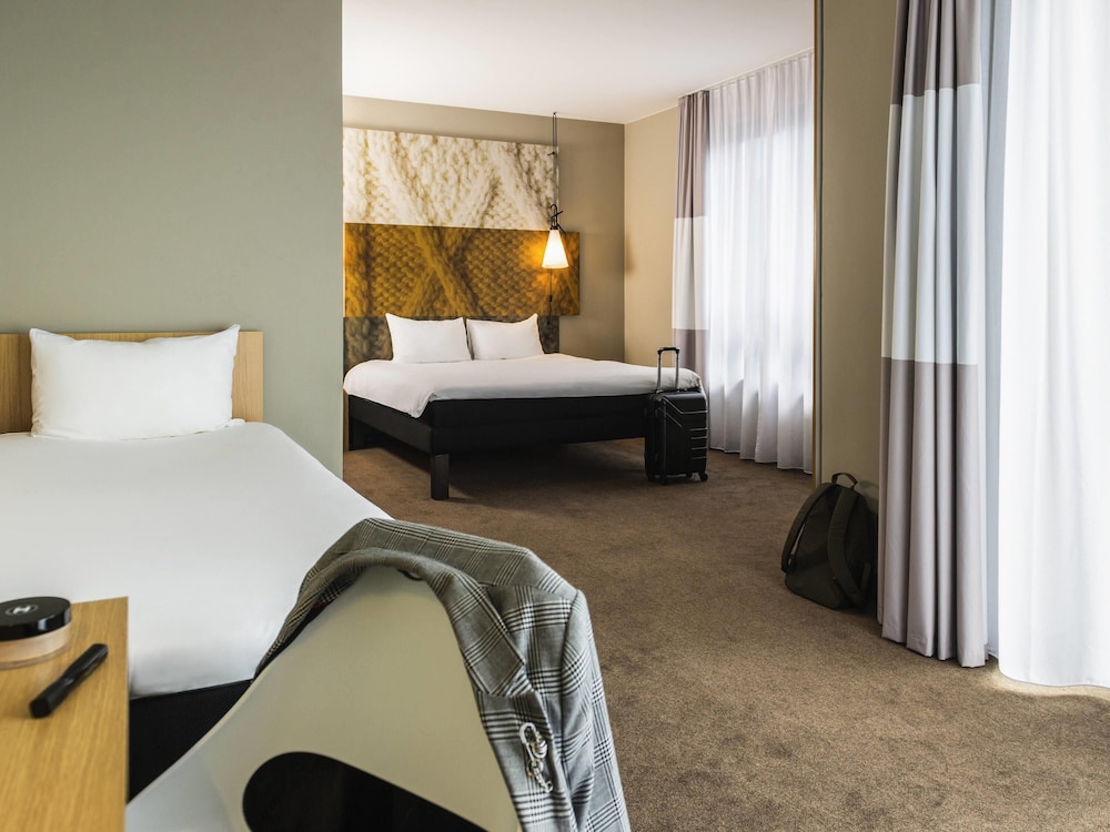 Habitación triple Premium del hotel Ibis brussels centre gare du midi. Foto 5