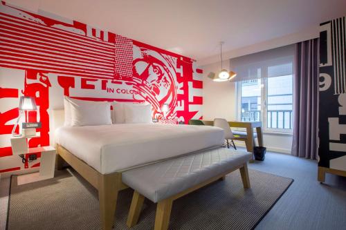 Habitación Estandar del hotel Radisson Red Brussels. Foto 1