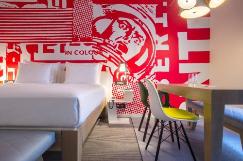 Habitación Estandar del hotel Radisson Red Brussels. Foto 6