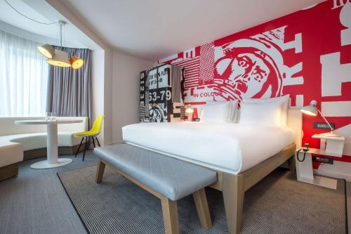 Habitación Superior Esquinera del hotel Radisson Red Brussels. Foto 1