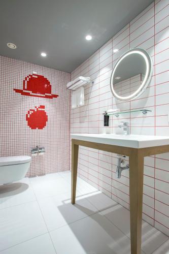 Habitación Superior Esquinera del hotel Radisson Red Brussels. Foto 5