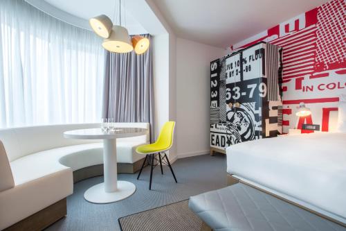 Habitación Superior Esquinera del hotel Radisson Red Brussels. Foto 6