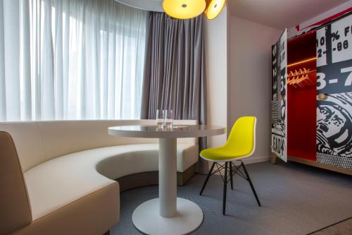 Habitación Superior Esquinera del hotel Radisson Red Brussels. Foto 7