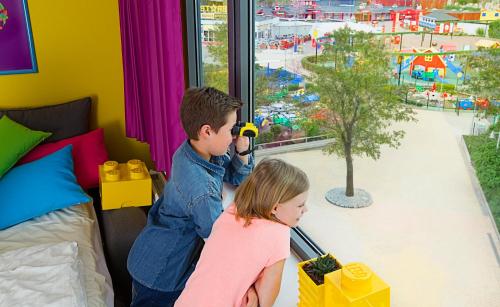 Habitación con vistas al parque del hotel Legoland, Denmark. Foto 1