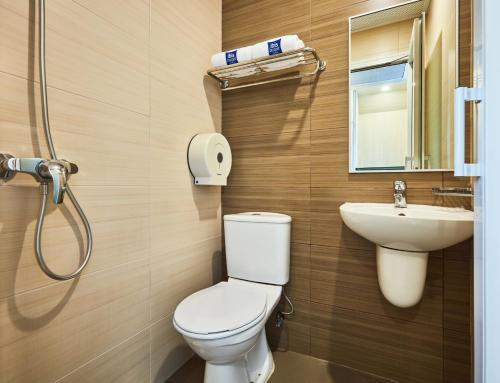 Habitación estándar con camas individuales del hotel Ibis Budget Singapore Mount Faber (sg Clean). Foto 2