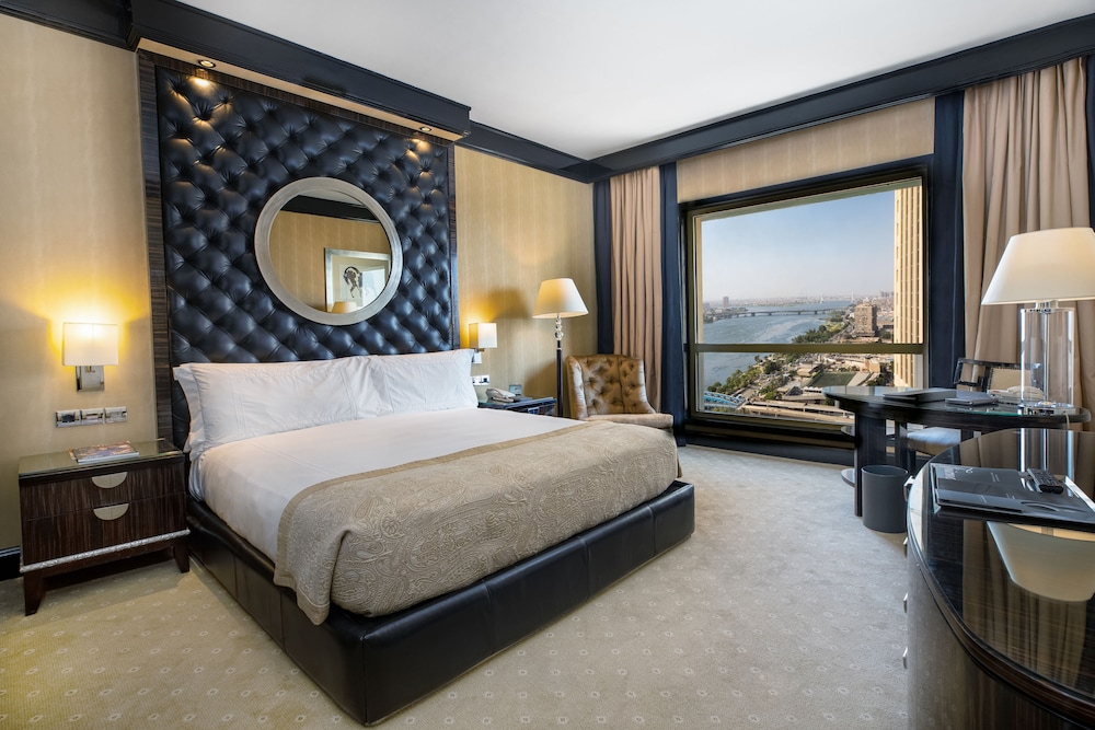 Habitación Gold con vista completa al Nilo del hotel Fairmont Nile City, Cairo. Foto 1