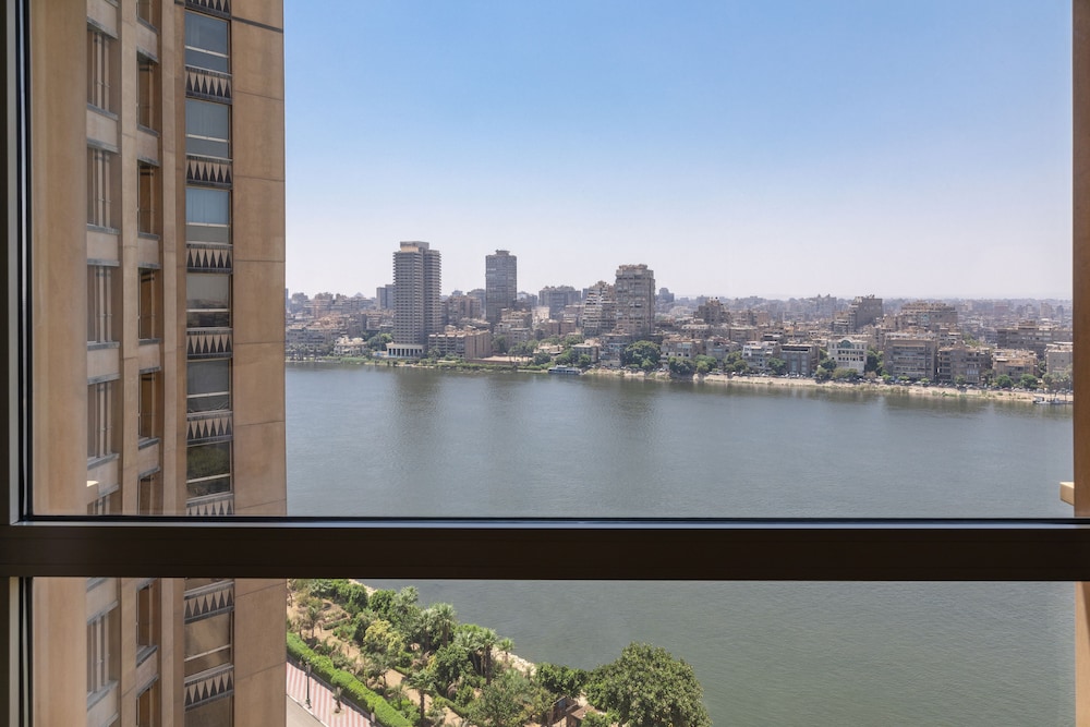 Habitación Deluxe con vista completa al Nilo del hotel Fairmont Nile City, Cairo. Foto 7