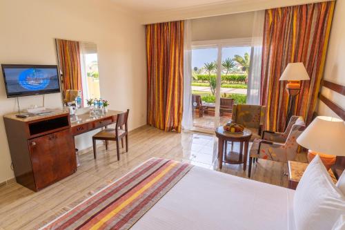 Habitación Doble con vistas al jardín del hotel Malikia Resort Abu Dabbab. Foto 2