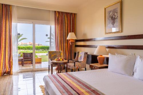 Habitación Doble con vistas al jardín del hotel Malikia Resort Abu Dabbab. Foto 3