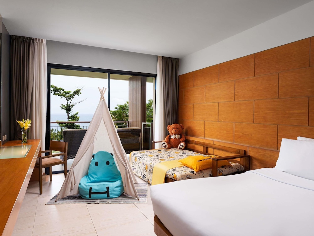 Habitación Deluxe con Sofá - cama, 43 m², Vistas al Mar, Balcón, 1 Cama King del hotel Novotel Phuket Kata Avista Resort and Spa. Foto 2