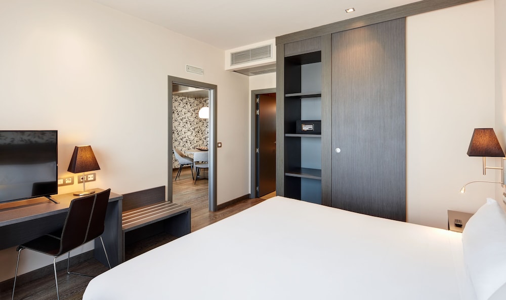 Habitación junior con 1 cama doble o 2 individuales del hotel Sercotel Plaza Feria. Foto 4