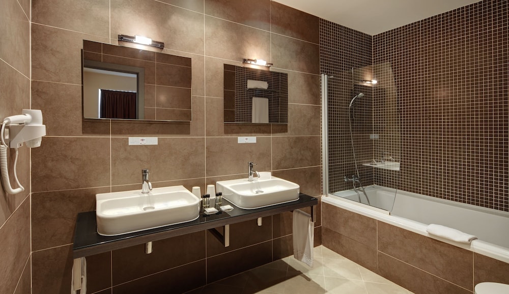 Habitación junior con 1 cama doble o 2 individuales del hotel Sercotel Plaza Feria. Foto 5