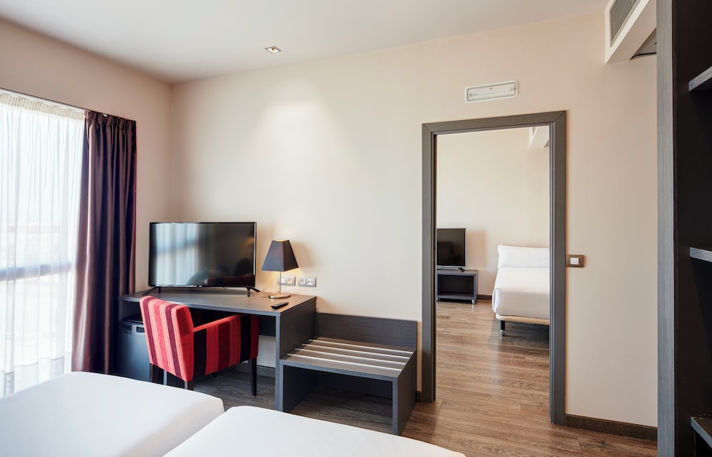 Habitación junior con 1 cama doble o 2 individuales del hotel Sercotel Plaza Feria. Foto 7