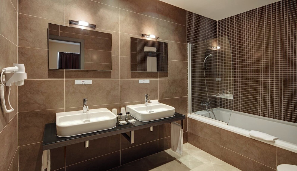 Habitación junior con 1 cama doble o 2 individuales del hotel Sercotel Plaza Feria. Foto 10