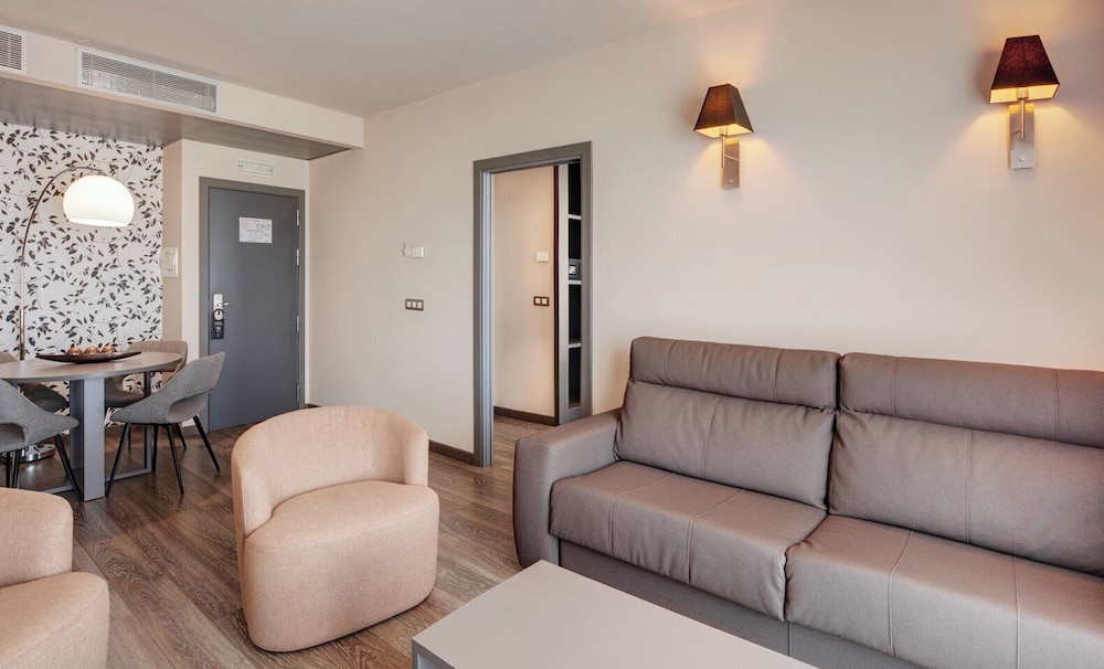 Habitación junior con 1 cama doble o 2 individuales del hotel Sercotel Plaza Feria. Foto 11