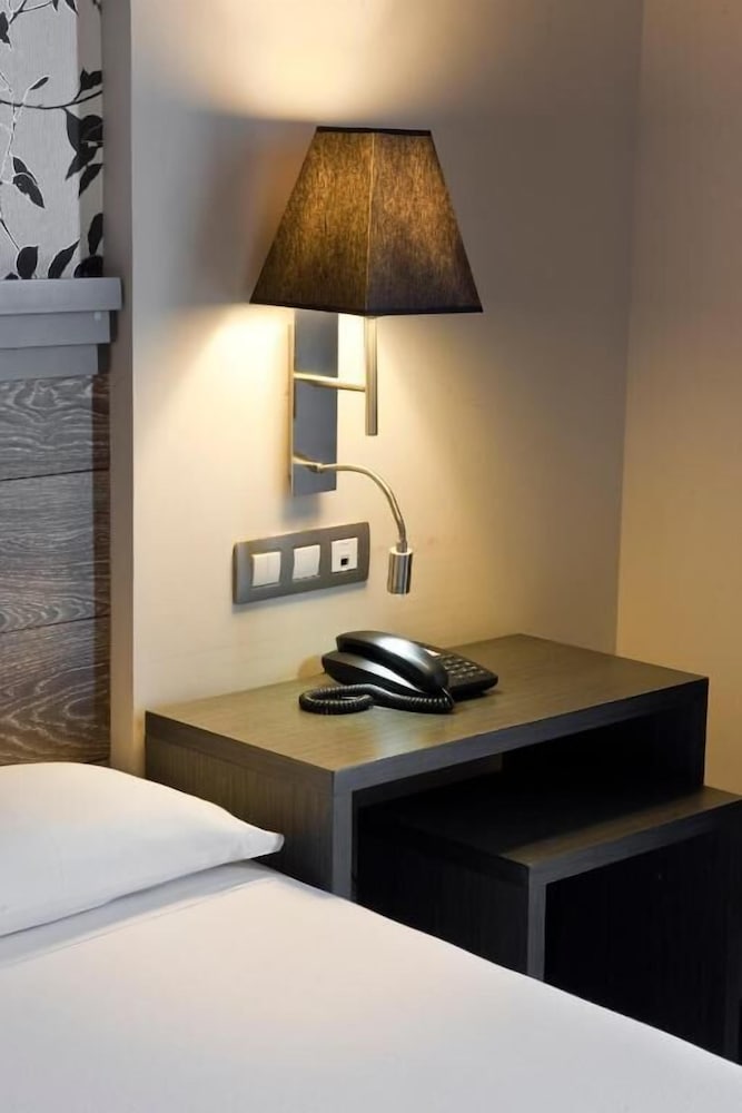 Habitación Triple del hotel Sercotel Plaza Feria. Foto 1
