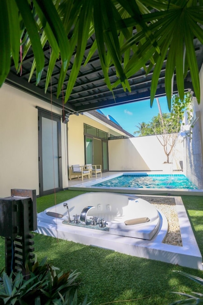Villa con piscina con 1 cama king size, piscina privada y terraza del hotel Mercure Koh Chang Hideaway. Foto 5