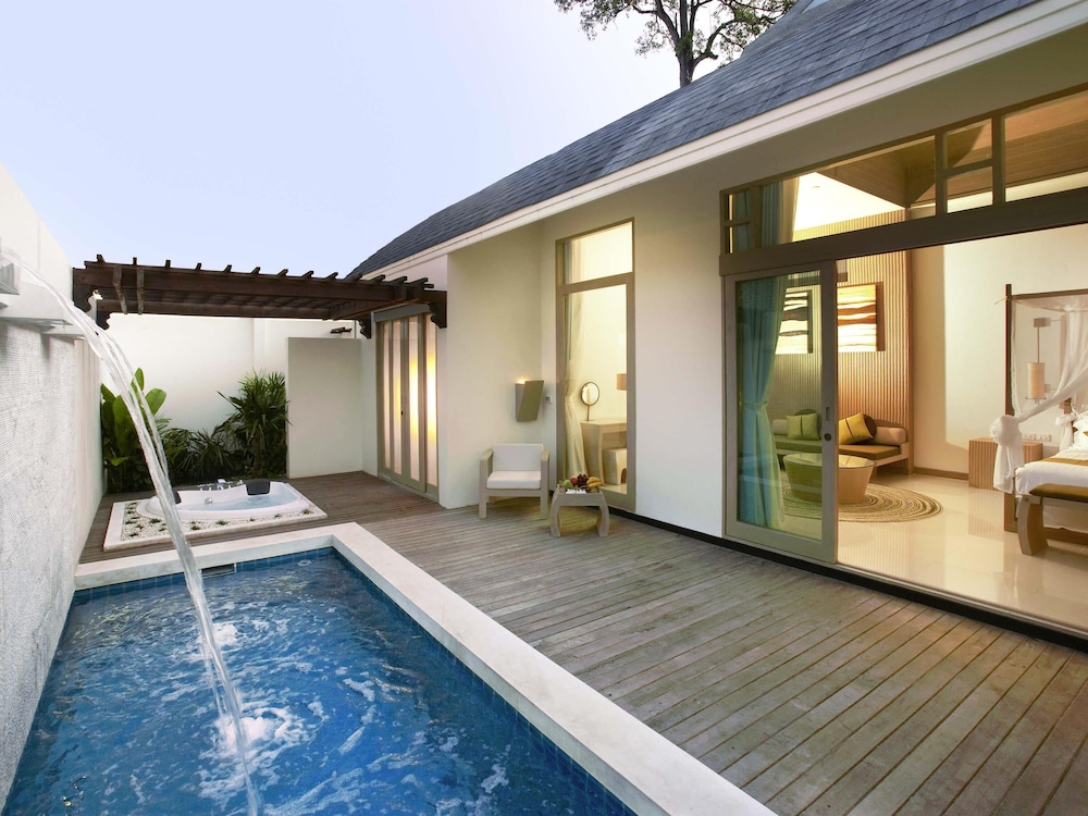 Villa con piscina con 1 cama king size, piscina privada y terraza del hotel Mercure Koh Chang Hideaway. Foto 9