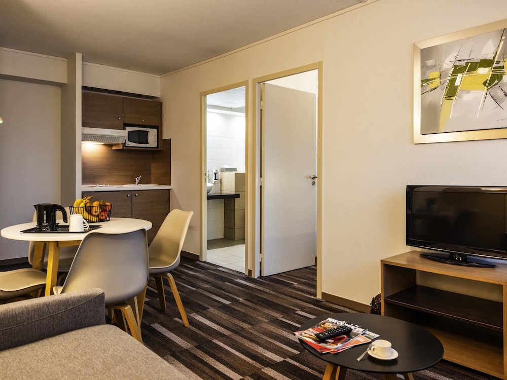 Habitación Familiar - 1 cama doble con 1 sofá - cama y cocina del hotel Mercure Agen Centre. Foto 1